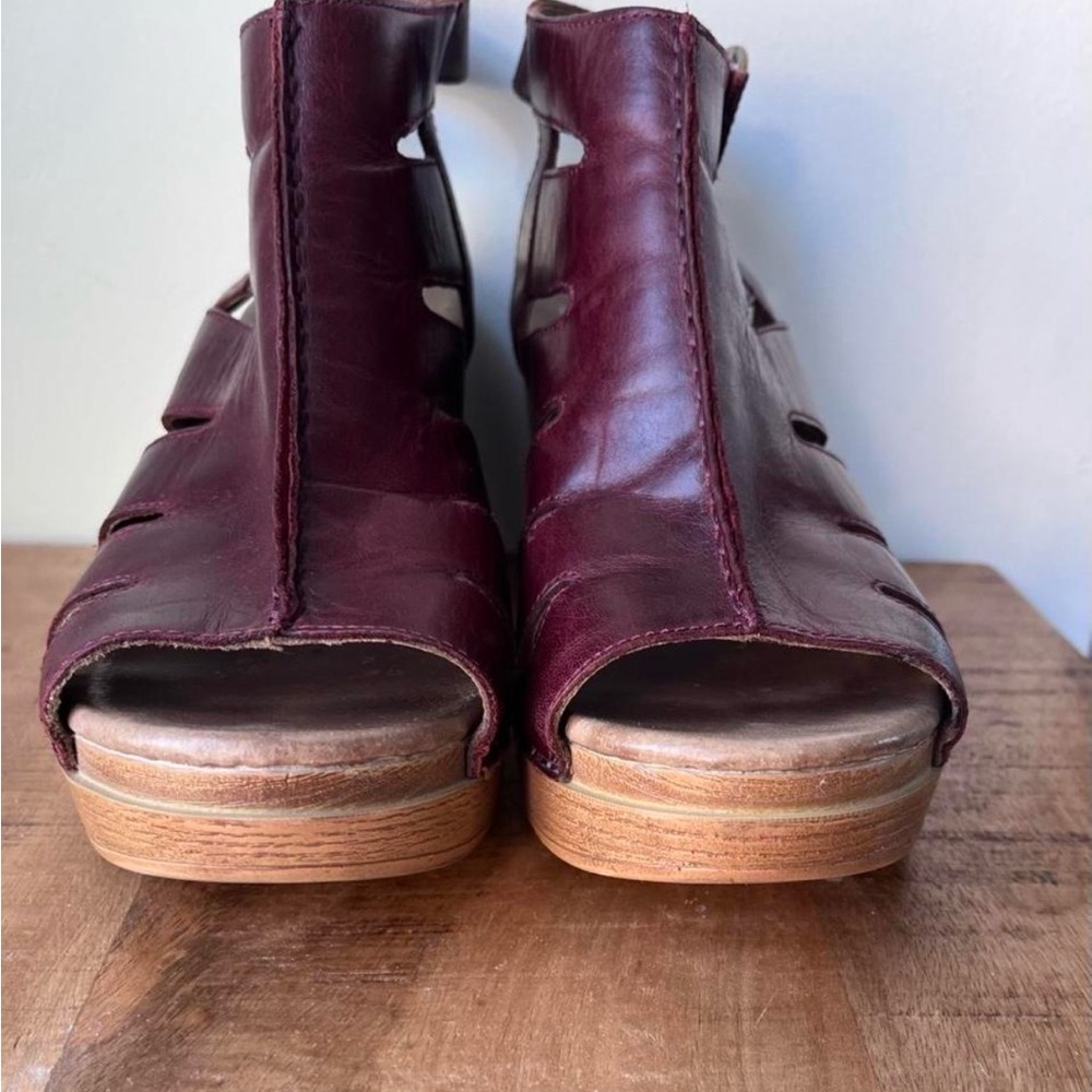 Dansko leather platform clogs with a serious stance. size 39